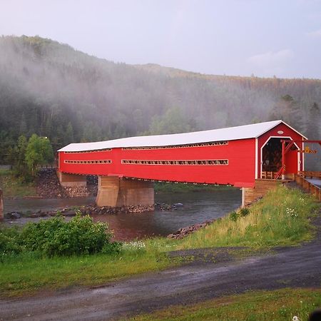 Auberge De La Riviere Matapedia - Matapedia River Lodge Routhierville Exteriör bild