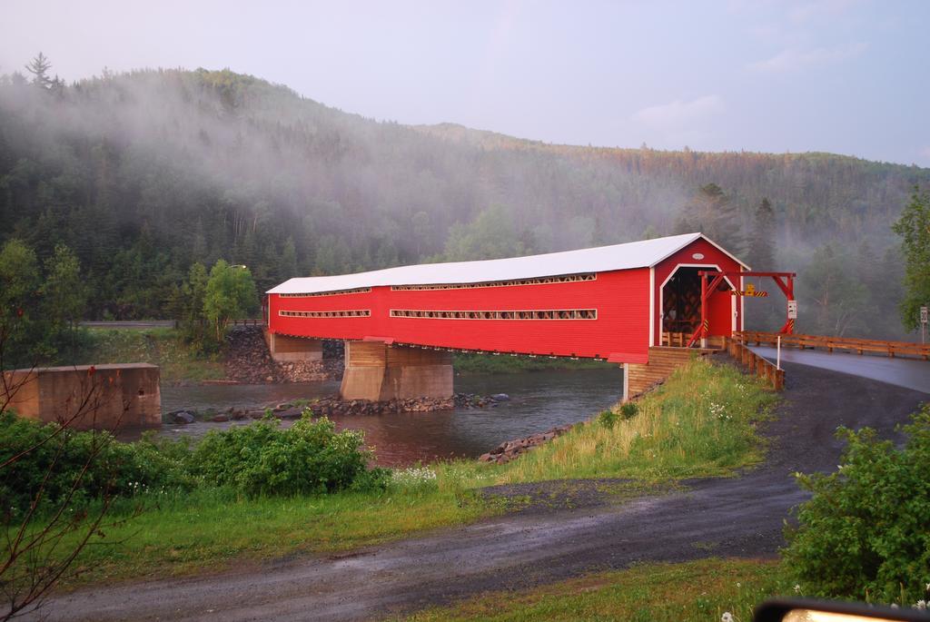 Auberge De La Riviere Matapedia - Matapedia River Lodge Routhierville Exteriör bild
