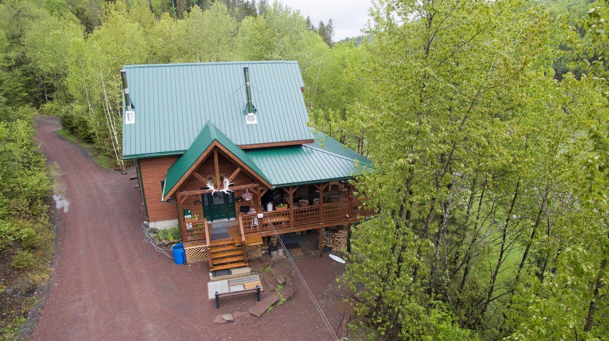 Auberge De La Riviere Matapedia - Matapedia River Lodge Routhierville Exteriör bild