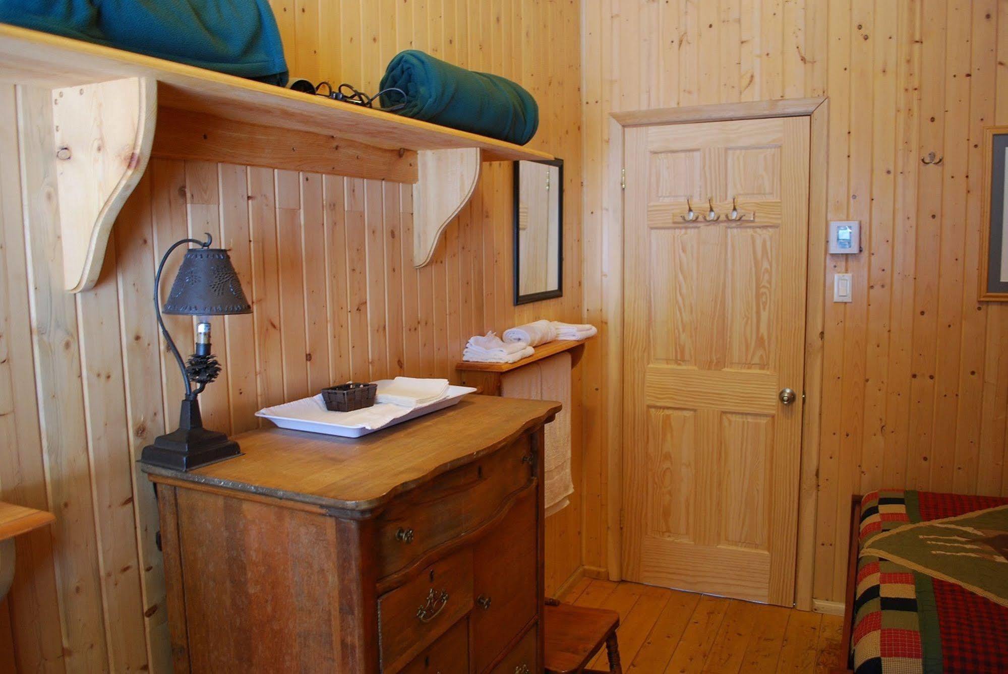 Auberge De La Riviere Matapedia - Matapedia River Lodge Routhierville Exteriör bild